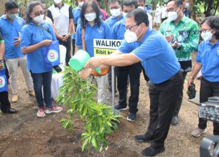 Foto, Walikota Metro, Melakukan Penanaman 5000 Bibit Alpukat dalam Perayaan Natal Forum Kerjasama Antar Gereja