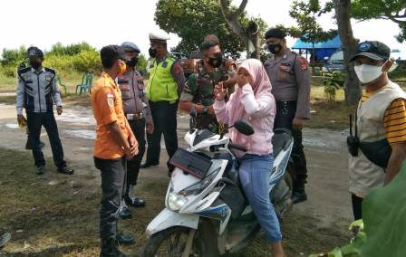 Foto, TNI-Polri Himbau Seluruh Pengunjung Pantai Kerang Mas Patuhi Prokes