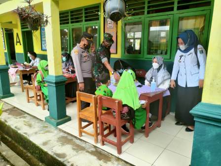Foto, Personil Gabungan TNI-Polri Kawal Vaksinasi Usia 6-11 Tahun di SDN1 Toto Mulyo Way Bungur
