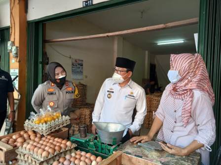 Foto, Walikota Metro Monitoring ke Pasar Margorejo dan Pasar Kopindo Ketersediaan Bahan Pokok Aman