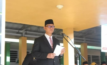 Foto, Asisten I Lamtim H.Tarmidzi, Peringatan Upacara HAB ke-76 Berikan Penghargaan Satya Lencana Sepuluh ASN