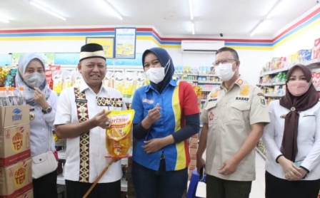 Foto, Bupati Lampung Timur, Cek Harga Minyak Goreng di Minimarket